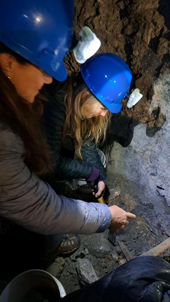Paula and Elena diggging at Yogo mine
